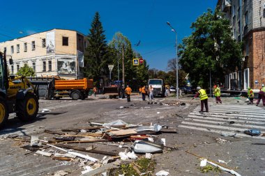 Kharkiv, Ukrayna, 7 Temmuz 2025 Kharkiv şehir merkezine Rus Şaban İHA 'ları saldırdı. Hasar, çok sayıda dükkan, yangın çıkan binalar ve çok sayıda pencerenin tahrip edilmesiyle büyük çapta gerçekleşti..