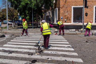 Kharkiv, Ukrayna, 7 Temmuz 2025. Temizlikçiler, Rus Shahed İHA 'larının çarptığı şehir merkezinde çalışıyorlar. Çok sayıda dükkan, bina yangını ve çok sayıda pencerenin tahrip olmasıyla hasar büyük.