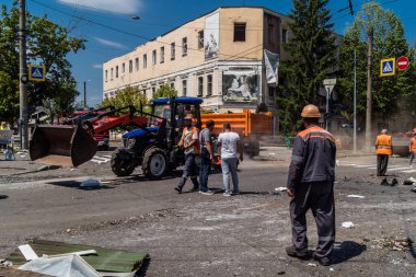 Kharkiv, Ukrayna, 7 Temmuz 2025. Temizlikçiler, Rus Shahed İHA 'larının çarptığı şehir merkezinde çalışıyorlar. Çok sayıda dükkan, bina yangını ve çok sayıda pencerenin tahrip olmasıyla hasar büyük.