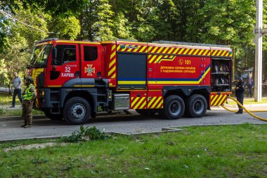 Kharkiv, Ukrayna, 7 Temmuz 2025, Harkiv 'deki hasarlı binanın yakınına park edilmiş itfaiye araçları iki Rus Şaban uçağı tarafından vuruldu. Hasar çok fazlaydı ve birkaç apartman yanmıştı..
