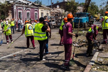 Kharkiv, Ukrayna, 7 Temmuz 2025. Temizlikçiler, Rus Shahed İHA 'larının çarptığı şehir merkezinde çalışıyorlar. Çok sayıda dükkan, bina yangını ve çok sayıda pencerenin tahrip olmasıyla hasar büyük.