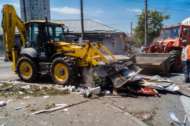 Kharkiv, Ukrayna, 7 Temmuz 2025. Temizlikçiler, Rus Shahed İHA 'larının çarptığı şehir merkezinde çalışıyorlar. Çok sayıda dükkan, bina yangını ve çok sayıda pencerenin tahrip olmasıyla hasar büyük.