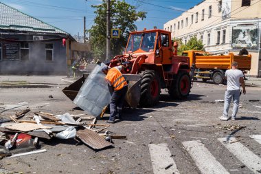 Kharkiv, Ukrayna, 7 Temmuz 2025. Temizlikçiler, Rus Shahed İHA 'larının çarptığı şehir merkezinde çalışıyorlar. Çok sayıda dükkan, bina yangını ve çok sayıda pencerenin tahrip olmasıyla hasar büyük.