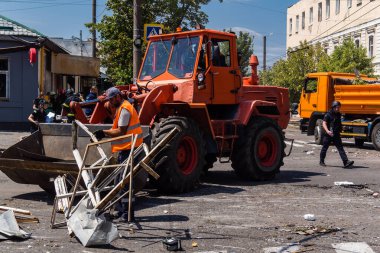 Kharkiv, Ukrayna, 7 Temmuz 2025. Temizlikçiler, Rus Shahed İHA 'larının çarptığı şehir merkezinde çalışıyorlar. Çok sayıda dükkan, bina yangını ve çok sayıda pencerenin tahrip olmasıyla hasar büyük.