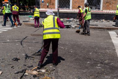 Kharkiv, Ukrayna, 7 Temmuz 2025. Temizlikçiler, Rus Shahed İHA 'larının çarptığı şehir merkezinde çalışıyorlar. Çok sayıda dükkan, bina yangını ve çok sayıda pencerenin tahrip olmasıyla hasar büyük.
