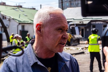 Kharkiv, Ukrayna, 7 Temmuz 2025 Kharkiv Belediye Başkanı Ihor Terekhov saldırı yerinde. Şehir merkezine Rus Shahed İHA 'ları saldırdı. Sokaklar harap oldu ve hasar çok büyüktü..