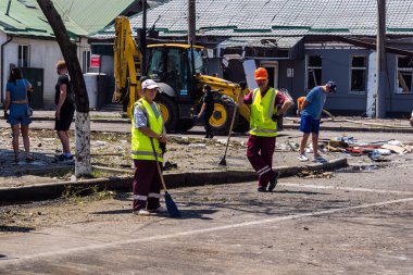 Kharkiv, Ukrayna, 7 Temmuz 2025. Temizlikçiler, Rus Shahed İHA 'larının çarptığı şehir merkezinde çalışıyorlar. Çok sayıda dükkan, bina yangını ve çok sayıda pencerenin tahrip olmasıyla hasar büyük.