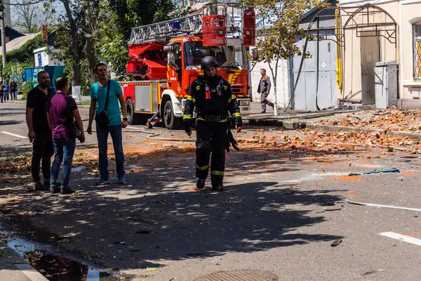 Kharkiv, Ukrayna, 7 Temmuz 2025. İtfaiyeciler, Rus Şaban uçaklarının çarptığı Harkiv şehir merkezinde çalışıyorlar. Sokak tamamen harap oldu ve hasar çok büyüktü..