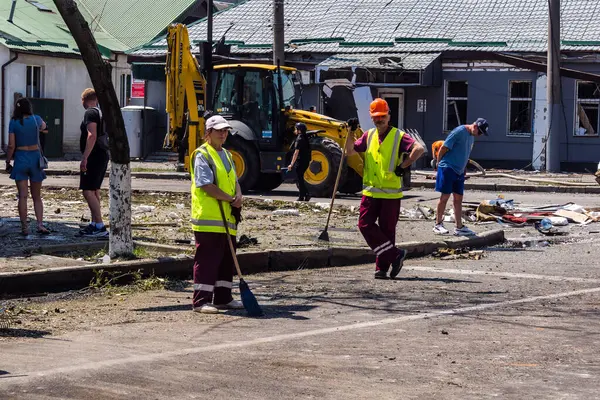 Kharkiv, Ukrayna, 7 Temmuz 2025. Temizlikçiler, Rus Shahed İHA 'larının çarptığı şehir merkezinde çalışıyorlar. Çok sayıda dükkan, bina yangını ve çok sayıda pencerenin tahrip olmasıyla hasar büyük.