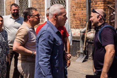 Kharkiv, Ukrayna, 7 Temmuz 2025 Kharkiv Belediye Başkanı Ihor Terekhov saldırı yerinde. Şehir merkezine Rus Shahed İHA 'ları saldırdı. Sokaklar harap oldu ve hasar çok büyüktü..