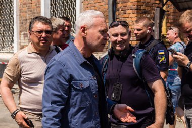 Kharkiv, Ukrayna, 7 Temmuz 2025 Kharkiv Belediye Başkanı Ihor Terekhov saldırı yerinde. Şehir merkezine Rus Shahed İHA 'ları saldırdı. Sokaklar harap oldu ve hasar çok büyüktü..