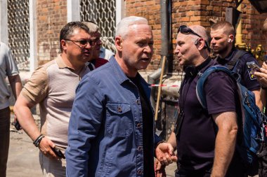 Kharkiv, Ukrayna, 7 Temmuz 2025 Kharkiv Belediye Başkanı Ihor Terekhov saldırı yerinde. Şehir merkezine Rus Shahed İHA 'ları saldırdı. Sokaklar harap oldu ve hasar çok büyüktü..