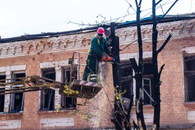 Kharkiv, Ukrayna, 7 Temmuz 2025 Rus Şaban İHA 'ları tarafından vurulan şehir merkezinde bakım servisleri çalışıyor. Yanan binalar ve yıkılan camlarla hasar büyük.