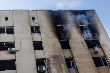 Kharkiv, Ukrayna, 7 Temmuz 2025 Kharkiv 'deki bir binaya iki Rus Şaban uçağı çarpmış. Hasar çok fazlaydı, birkaç daire yandı ve sayısız pencere yıkıldı..