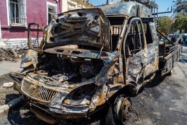 Kharkiv, Ukrayna. 7 Temmuz 2025 'te saldırı yerinde araçlar imha edildi. Harkiv 'in şehir merkezine Rus Şahin İHA' ları çarpmış. Sokak tamamen harap oldu ve hasar çok büyüktü..