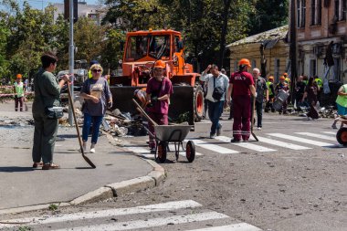 Kharkiv, Ukrayna, 7 Temmuz 2025. Temizlikçiler, Rus Shahed İHA 'larının çarptığı şehir merkezinde çalışıyorlar. Çok sayıda dükkan, bina yangını ve çok sayıda pencerenin tahrip olmasıyla hasar büyük.