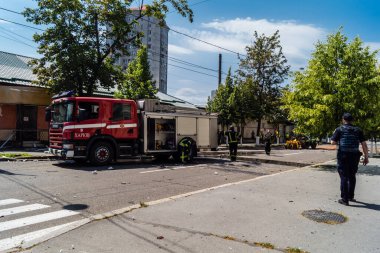Kharkiv, Ukrayna, 7 Temmuz 2025 itfaiye araçları Kharkiv 'in şehir merkezine park edildi. Sokak tamamen harap oldu ve hasar çok büyüktü..