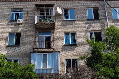 Kharkiv, Ukrayna, 7 Temmuz 2025 Kharkiv şehir merkezine Rus Şaban İHA 'ları saldırdı. Hasar, çok sayıda dükkan, yangın çıkan binalar ve çok sayıda pencerenin tahrip edilmesiyle büyük çapta gerçekleşti..