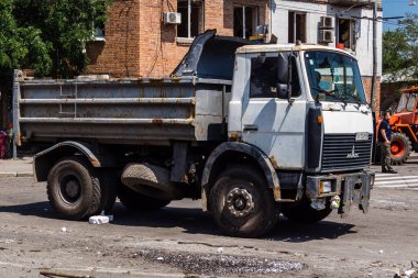 Kharkiv, Ukrayna, 7 Temmuz 2025. Temizlikçiler, Rus Shahed İHA 'larının çarptığı şehir merkezinde çalışıyorlar. Çok sayıda dükkan, bina yangını ve çok sayıda pencerenin tahrip olmasıyla hasar büyük.