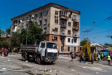 Kharkiv, Ukrayna, 7 Temmuz 2025 Kharkiv şehir merkezine Rus Şaban İHA 'ları saldırdı. Hasar, çok sayıda dükkan, yangın çıkan binalar ve çok sayıda pencerenin tahrip edilmesiyle büyük çapta gerçekleşti..