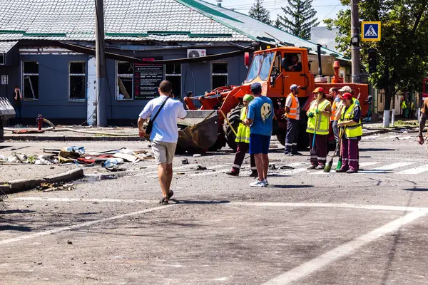 Kharkiv, Ukrayna, 7 Temmuz 2025. Temizlikçiler, Rus Shahed İHA 'larının çarptığı şehir merkezinde çalışıyorlar. Çok sayıda dükkan, bina yangını ve çok sayıda pencerenin tahrip olmasıyla hasar büyük.