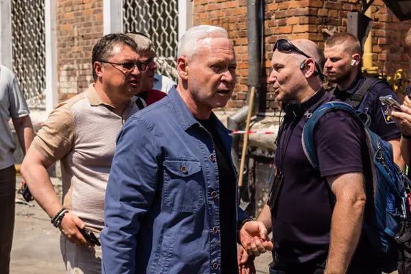 Kharkiv, Ukrayna, 7 Temmuz 2025 Kharkiv Belediye Başkanı Ihor Terekhov saldırı yerinde. Şehir merkezine Rus Shahed İHA 'ları saldırdı. Sokaklar harap oldu ve hasar çok büyüktü..