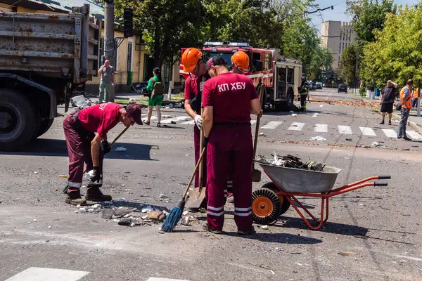 Kharkiv, Ukrayna, 7 Temmuz 2025. Temizlikçiler, Rus Shahed İHA 'larının çarptığı şehir merkezinde çalışıyorlar. Çok sayıda dükkan, bina yangını ve çok sayıda pencerenin tahrip olmasıyla hasar büyük.