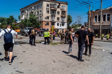 Kharkiv, Ukrayna, 7 Temmuz 2025, Harkiv şehir merkezinde çalışan polis Rus Şahin uçaklarının saldırısına uğruyor. Sokak tamamen harap oldu ve hasar çok büyüktü..