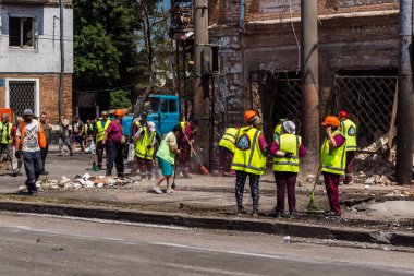 Kharkiv, Ukrayna, 7 Temmuz 2025. Temizlikçiler, Rus Shahed İHA 'larının çarptığı şehir merkezinde çalışıyorlar. Çok sayıda dükkan, bina yangını ve çok sayıda pencerenin tahrip olmasıyla hasar büyük.