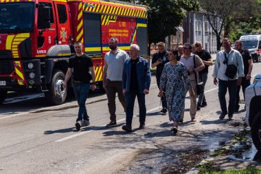 Kharkiv, Ukrayna, 7 Temmuz 2025 Kharkiv Belediye Başkanı Ihor Terekhov saldırı yerinde. Şehir merkezine Rus Shahed İHA 'ları saldırdı. Sokaklar harap oldu ve hasar çok büyüktü..