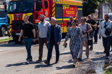 Kharkiv, Ukrayna, 7 Temmuz 2025 Kharkiv Belediye Başkanı Ihor Terekhov saldırı yerinde. Şehir merkezine Rus Shahed İHA 'ları saldırdı. Sokaklar harap oldu ve hasar çok büyüktü..