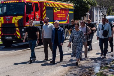 Kharkiv, Ukrayna, 7 Temmuz 2025 Kharkiv Belediye Başkanı Ihor Terekhov saldırı yerinde. Şehir merkezine Rus Shahed İHA 'ları saldırdı. Sokaklar harap oldu ve hasar çok büyüktü..