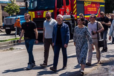 Kharkiv, Ukrayna, 7 Temmuz 2025 Kharkiv Belediye Başkanı Ihor Terekhov saldırı yerinde. Şehir merkezine Rus Shahed İHA 'ları saldırdı. Sokaklar harap oldu ve hasar çok büyüktü..