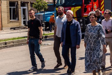 Kharkiv, Ukrayna, 7 Temmuz 2025 Kharkiv Belediye Başkanı Ihor Terekhov saldırı yerinde. Şehir merkezine Rus Shahed İHA 'ları saldırdı. Sokaklar harap oldu ve hasar çok büyüktü..