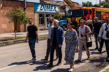 Kharkiv, Ukrayna, 7 Temmuz 2025 Kharkiv Belediye Başkanı Ihor Terekhov saldırı yerinde. Şehir merkezine Rus Shahed İHA 'ları saldırdı. Sokaklar harap oldu ve hasar çok büyüktü..