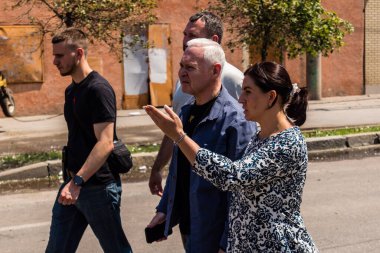 Kharkiv, Ukrayna, 7 Temmuz 2025 Kharkiv Belediye Başkanı Ihor Terekhov saldırı yerinde. Şehir merkezine Rus Shahed İHA 'ları saldırdı. Sokaklar harap oldu ve hasar çok büyüktü..