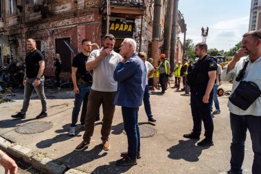 Kharkiv, Ukrayna, 7 Temmuz 2025 Kharkiv Belediye Başkanı Ihor Terekhov saldırı yerinde. Şehir merkezine Rus Shahed İHA 'ları saldırdı. Sokaklar harap oldu ve hasar çok büyüktü..