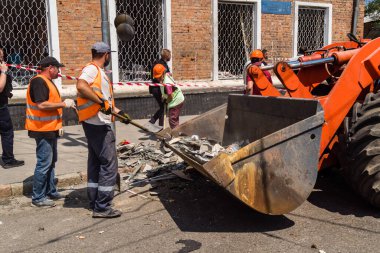Kharkiv, Ukrayna, 7 Temmuz 2025. Temizlikçiler, Rus Shahed İHA 'larının çarptığı şehir merkezinde çalışıyorlar. Çok sayıda dükkan, bina yangını ve çok sayıda pencerenin tahrip olmasıyla hasar büyük.