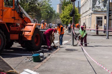 Kharkiv, Ukrayna, 7 Temmuz 2025. Temizlikçiler, Rus Shahed İHA 'larının çarptığı şehir merkezinde çalışıyorlar. Çok sayıda dükkan, bina yangını ve çok sayıda pencerenin tahrip olmasıyla hasar büyük.