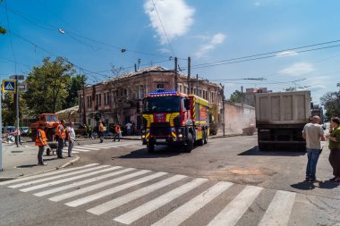 Kharkiv, Ukrayna, 7 Temmuz 2025 itfaiye araçları Kharkiv 'in şehir merkezine park edildi. Sokak tamamen harap oldu ve hasar çok büyüktü..