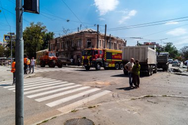 Kharkiv, Ukrayna, 7 Temmuz 2025 itfaiye araçları Kharkiv 'in şehir merkezine park edildi. Sokak tamamen harap oldu ve hasar çok büyüktü..