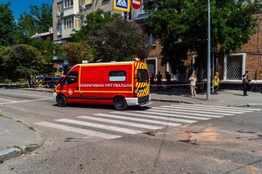 Kharkiv, Ukrayna, 7 Temmuz 2025 itfaiye araçları Kharkiv 'in şehir merkezine park edildi. Sokak tamamen harap oldu ve hasar çok büyüktü..