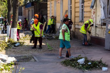 Kharkiv, Ukrayna, 7 Temmuz 2025. Temizlikçiler, Rus Shahed İHA 'larının çarptığı şehir merkezinde çalışıyorlar. Çok sayıda dükkan, bina yangını ve çok sayıda pencerenin tahrip olmasıyla hasar büyük.