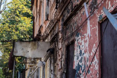 Kharkiv, Ukrayna, 7 Temmuz 2025 Kharkiv şehir merkezine Rus Şaban İHA 'ları saldırdı. Hasar, çok sayıda dükkan, yangın çıkan binalar ve çok sayıda pencerenin tahrip edilmesiyle büyük çapta gerçekleşti..