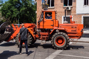 Kharkiv, Ukrayna, 7 Temmuz 2025. Temizlikçiler, Rus Shahed İHA 'larının çarptığı şehir merkezinde çalışıyorlar. Çok sayıda dükkan, bina yangını ve çok sayıda pencerenin tahrip olmasıyla hasar büyük.