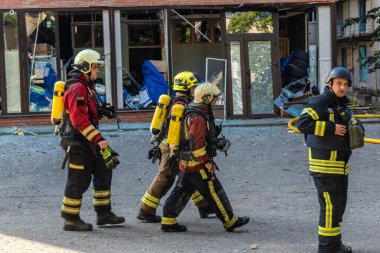 Kharkiv, Ukrayna, 7 Temmuz 2025. İtfaiyeciler, Rus Şaban uçaklarının çarptığı Kharkiv 'deki bir yerleşim yerine gidiyorlar. Birçok apartman yanarken hasar çok büyük..