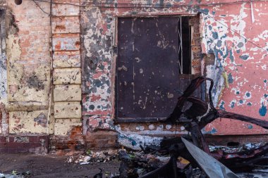 Kharkiv, Ukrayna, 7 Temmuz 2025 Kharkiv şehir merkezine Rus Şaban İHA 'ları saldırdı. Hasar, çok sayıda dükkan, yangın çıkan binalar ve çok sayıda pencerenin tahrip edilmesiyle büyük çapta gerçekleşti..