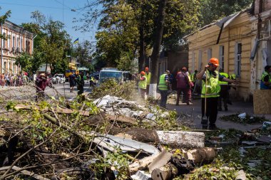 Kharkiv, Ukrayna, 7 Temmuz 2025 Kharkiv şehir merkezine Rus Şaban İHA 'ları saldırdı. Hasar, çok sayıda dükkan, yangın çıkan binalar ve çok sayıda pencerenin tahrip edilmesiyle büyük çapta gerçekleşti..
