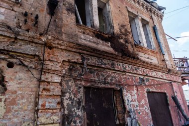 Kharkiv, Ukrayna, 7 Temmuz 2025 Kharkiv şehir merkezine Rus Şaban İHA 'ları saldırdı. Hasar, çok sayıda dükkan, yangın çıkan binalar ve çok sayıda pencerenin tahrip edilmesiyle büyük çapta gerçekleşti..