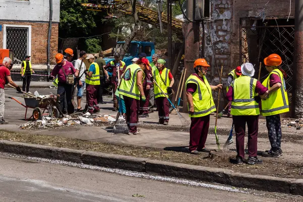 Kharkiv, Ukrayna, 7 Temmuz 2025. Temizlikçiler, Rus Shahed İHA 'larının çarptığı şehir merkezinde çalışıyorlar. Çok sayıda dükkan, bina yangını ve çok sayıda pencerenin tahrip olmasıyla hasar büyük.